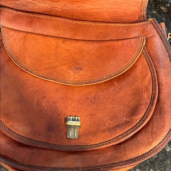 Vintage Tan Leather Crossbody Bag - Picture 4 of 9